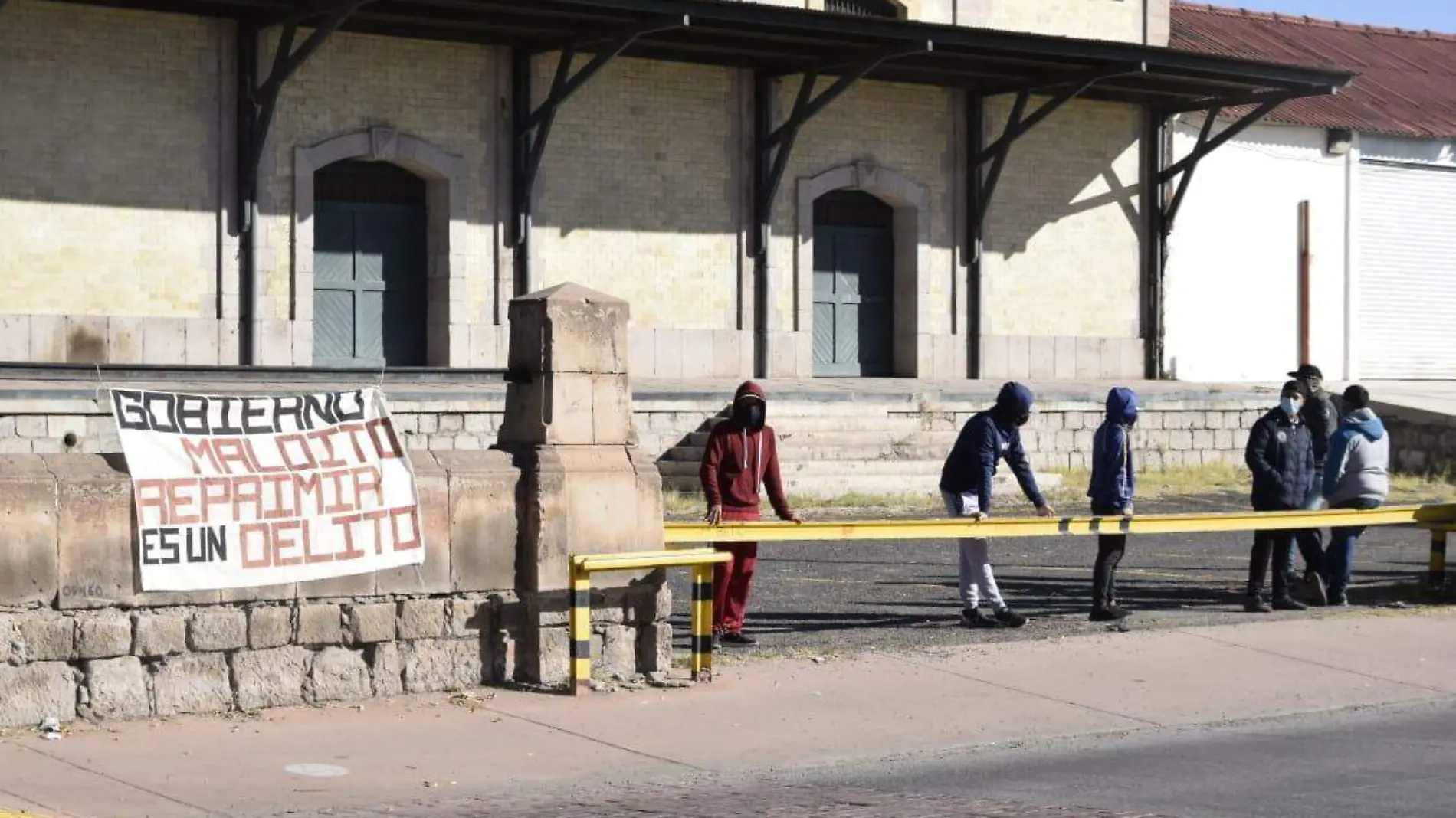 Normalistas toman oficinas de Finanzas y Sedeco en Durango 